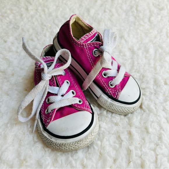 COPY - Toddler Converse Allstars Fuchsia tennis shoes sneakers Size 4 - Picture 1 of 9
